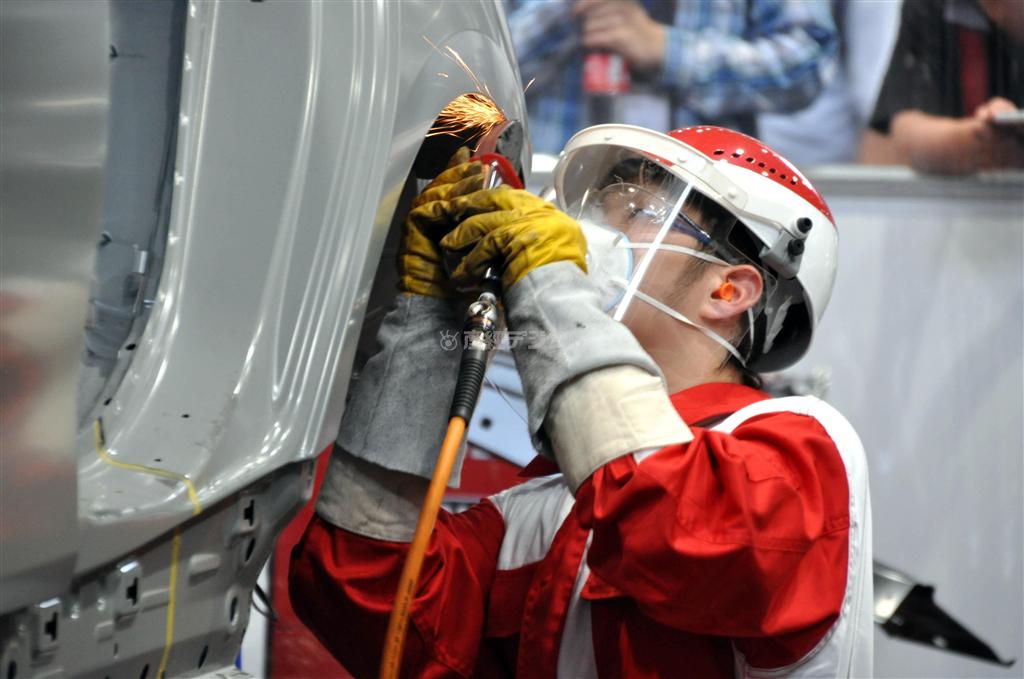 ドイツで開かれた技能五輪国際大会の「自動車板金」で金メダルを獲得した試作部の山田恭生さん