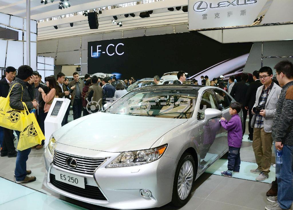 スピンドルグリルを採用したトヨタの新型レクサス。上海国際モーターショーでも話題を集めた＝４月２１日、中国・上海