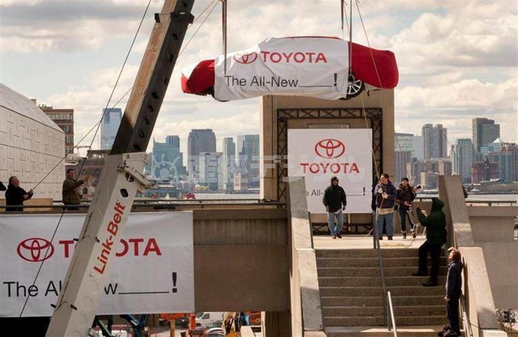 米国生まれの「アバロン」。昨年４月、国際自動車ショーでの初披露に向け、慎重に搬入された＝米ニューヨーク