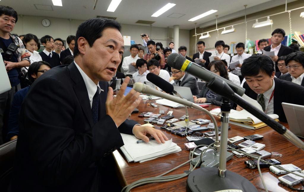 ＯＢを含む大量処分などについて記者会見するみずほ銀行の佐藤康博頭取＝２８日、東京都中央区