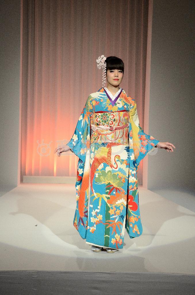 銀賞を受賞した窪田麻紀さんの花かんざし＝２０１３（平成２５）年９月４日、東京都渋谷区（横浜国立大学大学院２年、山市直佑撮影）