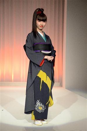 金賞を受賞した宮崎ひさみさんの「帯留め」＝２０１３（平成２５）年９月４日、東京都渋谷区（横浜国立大学大学院２年、山市直佑撮影）