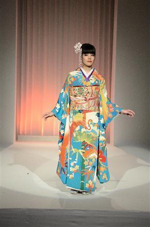 銀賞を受賞した窪田麻紀さんの花かんざし＝２０１３（平成２５）年９月４日、東京都渋谷区（横浜国立大学大学院２年、山市直佑撮影）