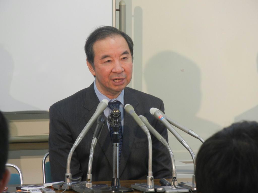 記者会見する大江博首席交渉官代理＝２８日、東京都千代田区