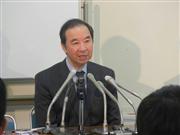 記者会見する大江博首席交渉官代理＝２８日、東京都千代田区