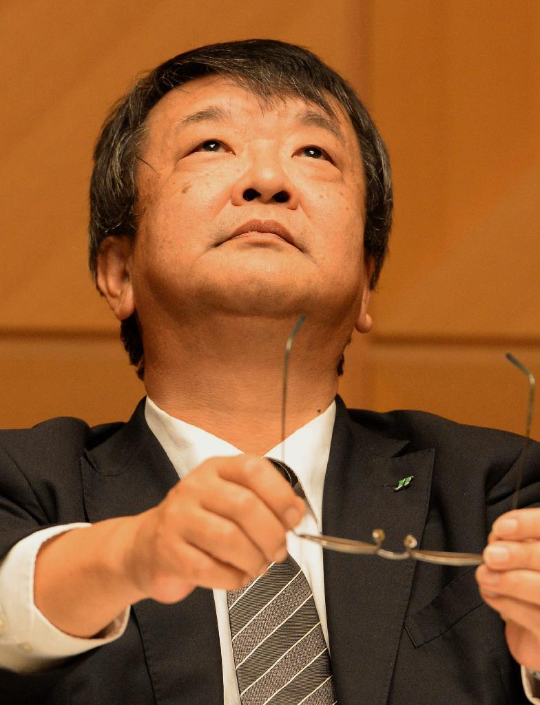 日本たばこ産業（ＪＴ）が一部の国内工場の閉鎖などを発表。記者会見する佐伯明・副社長＝３０日、東京都港区（撮影：財満朝則）