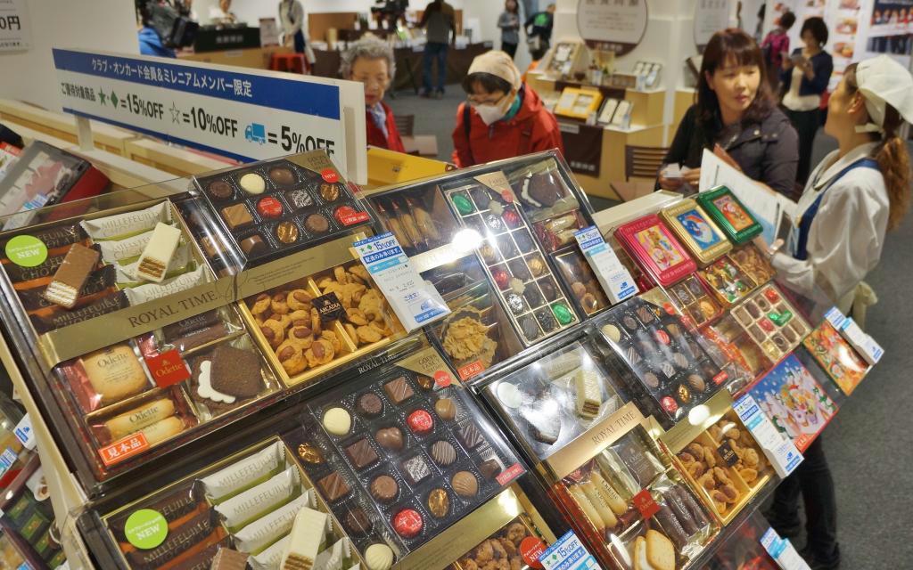 昨年より８日早くオープンした西武池袋本店のお歳暮ギフトセンター＝２９日、東京都豊島区
