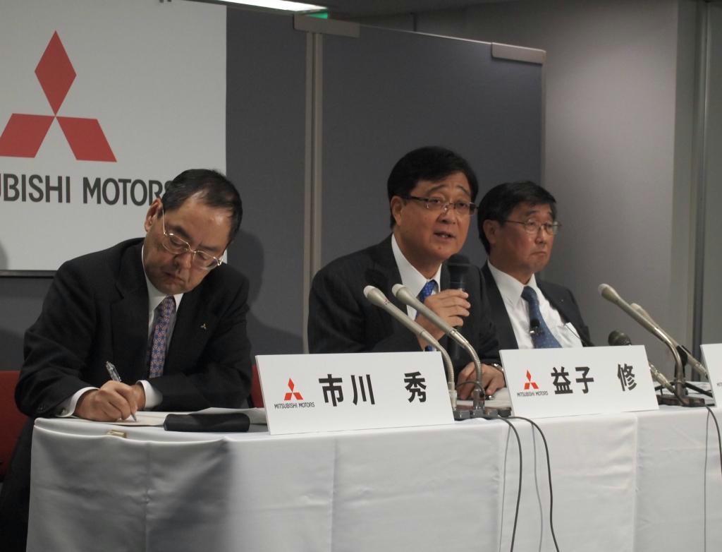 会見する三菱自動車の益子修社長（左から２番目）＝２９日、東京都港区