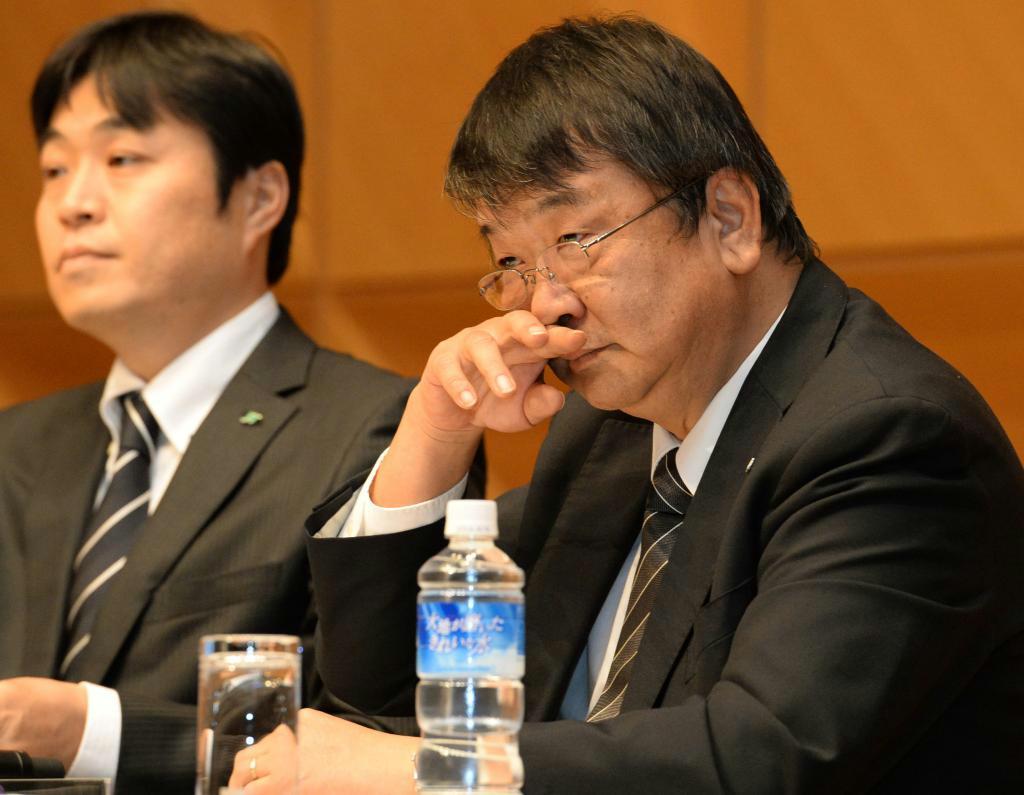 たばこ工場閉鎖や従業員削減を発表する日本たばこ産業（ＪＴ）の佐伯明副社長（右）＝３０日、東京都港区