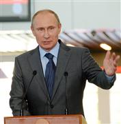 ２８日、ロシア南部ソチのアドレル駅で行われた新駅舎の完成式典であいさつするプーチン大統領（共同）