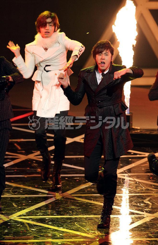 ＮＨＫ紅白歌合戦で迫力のステージを披露する東方神起のチャンミン（左）、ユンホ＝平成２３（２０１１）年１２月３１日、ＮＨＫホール（中鉢久美子撮影）