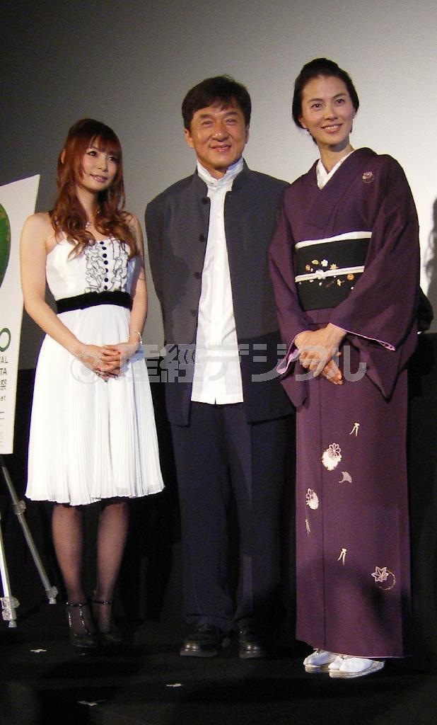 ２０１１年１０月、映画「１９１１」の宣伝で来日したジャッキー・チェン（中）が日本語吹き替え版の声優を務めた江角マキコ（右）と中川翔子（左）とイベントに登場。会場を沸かせたが、当人はいろいろと悩みが尽きぬようで…