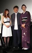 ２０１１年１０月、映画「１９１１」の宣伝で来日したジャッキー・チェン（中）が日本語吹き替え版の声優を務めた江角マキコ（右）と中川翔子（左）とイベントに登場。会場を沸かせたが、当人はいろいろと悩みが尽きぬようで…