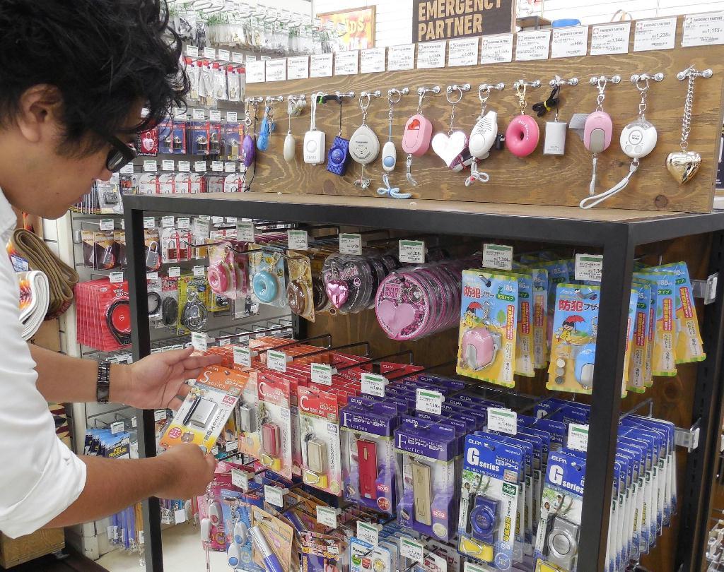 ハート形、ドーナツ形などさまざまな種類がある防犯ブザー＝東京都渋谷区の東急ハンズ新宿店（竹岡伸晃撮影）