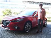 新型アクセラを紹介するマツダの猿渡健一郎商品本部主査