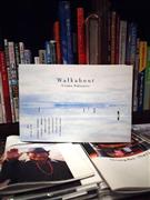 「Ｗａｌｋａｂｏｕｔ」（小学館、３３６０円）は、うるまさんが１０２１日１０３カ国を巡る旅で撮影された３５万点の中から厳選した２８０点を収録する写真集（ＢＯＯＫ２４６提供）