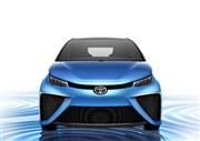 トヨタ自動車が東京モーターショーに出展する燃料電池車の試作車。水をイメージした流麗なデザインを採用した（同社提供）