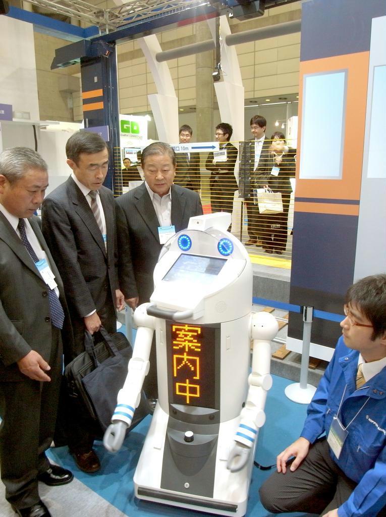 鉄道技術展が６日、千葉市美浜区の幕張メッセで開幕した。日本信号のブースでは案内ロボットが人気だった