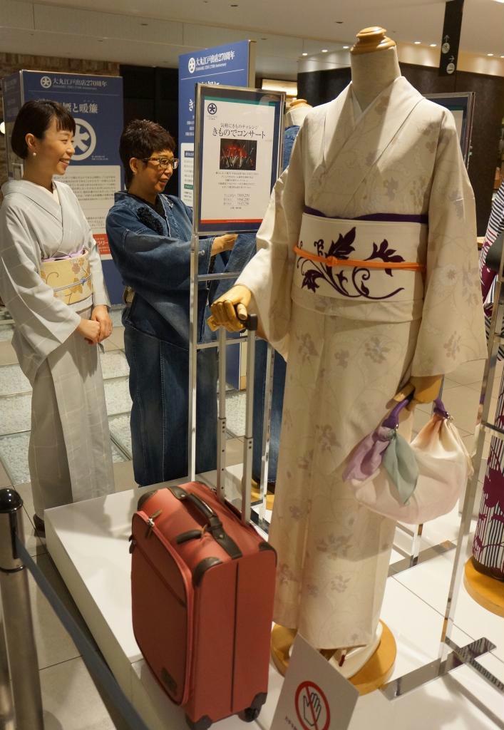 大丸東京店はポリエステル製着物とスーツケースを組み合わせ、旅先での着物着用を提案する