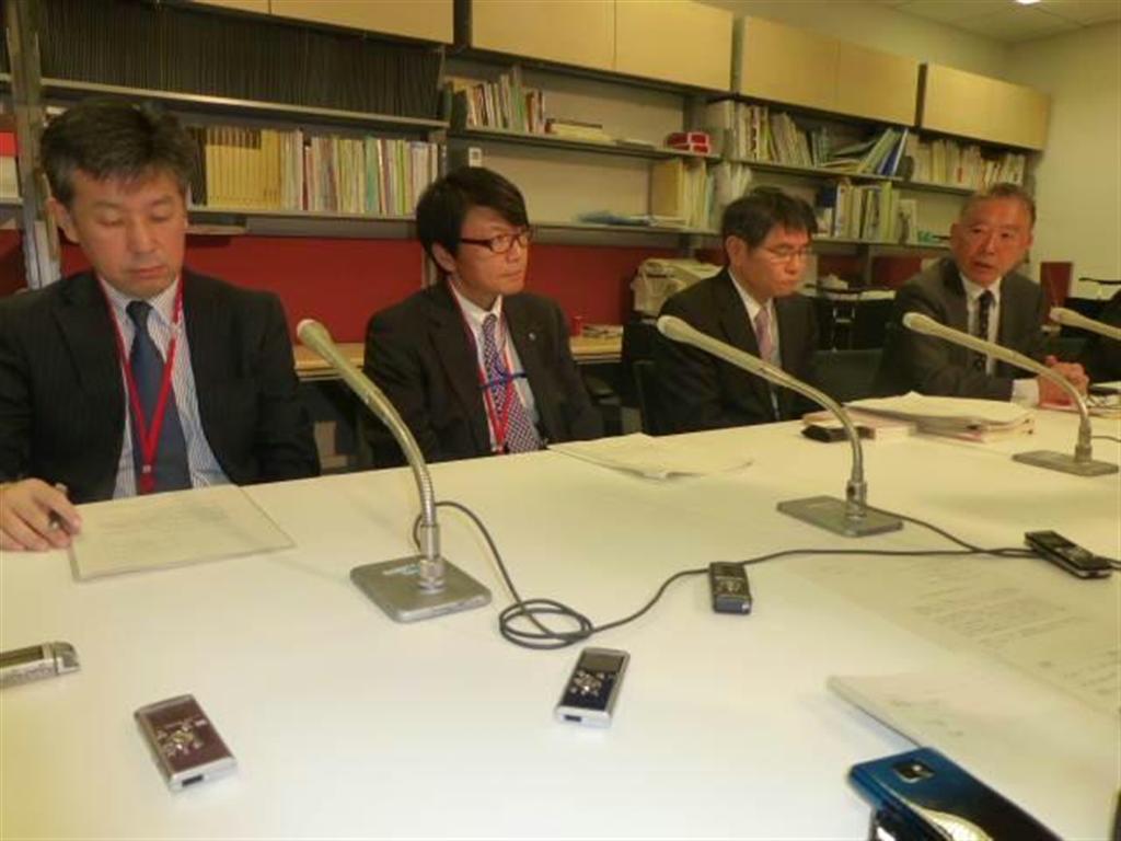 日韓関係の改善を求めるメッセージを発表する経済４団体の担当者＝６日、東京都内