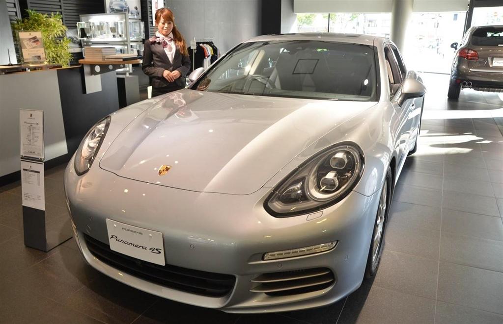 アベノミクスが追い風になり、販売が好調というドイツ製高級車ポルシェ＝大阪市西区