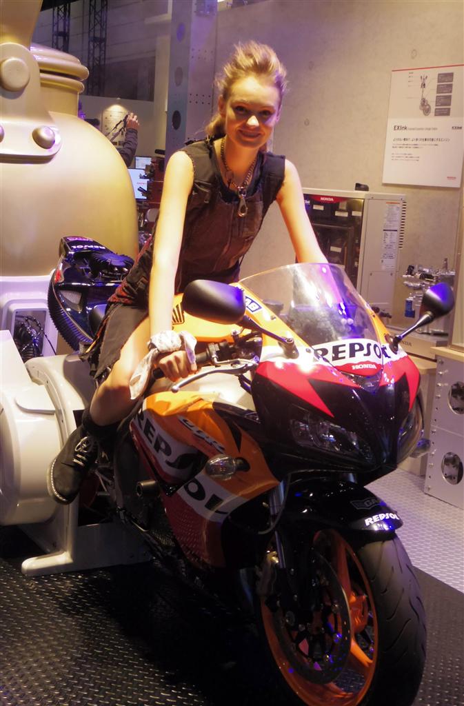 ホンダのブースには、ワイルドな金髪美女が登場＝１日、千葉市美浜区（米沢文撮影）
