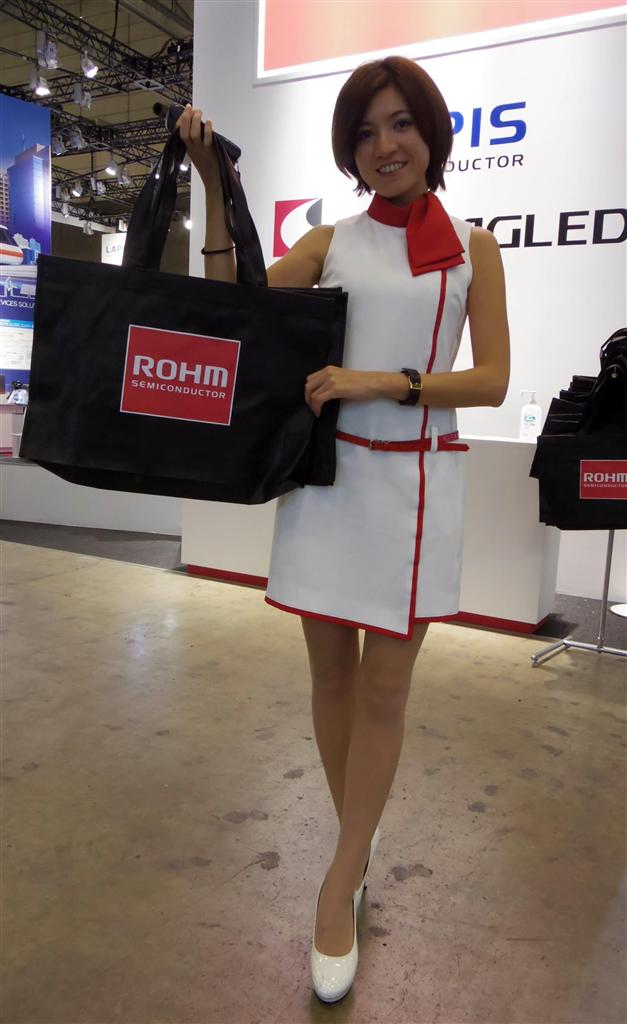 赤いスカーフが目を引く、ロームのコンパニオン＝１日、千葉市美浜区（米沢文撮影）