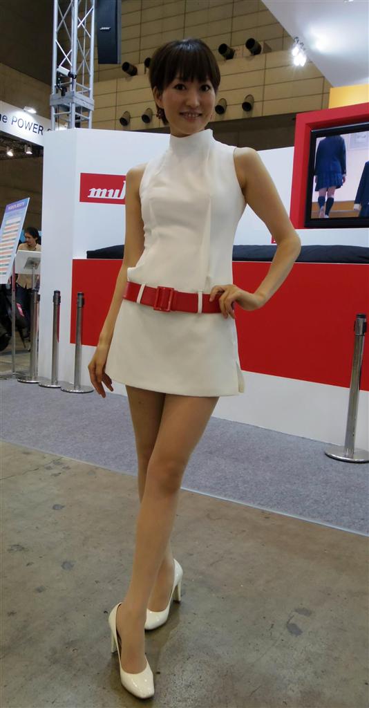 格好良くポーズを決める村田製作所のコンパニオン＝１日、千葉市美浜区（米沢文撮影）