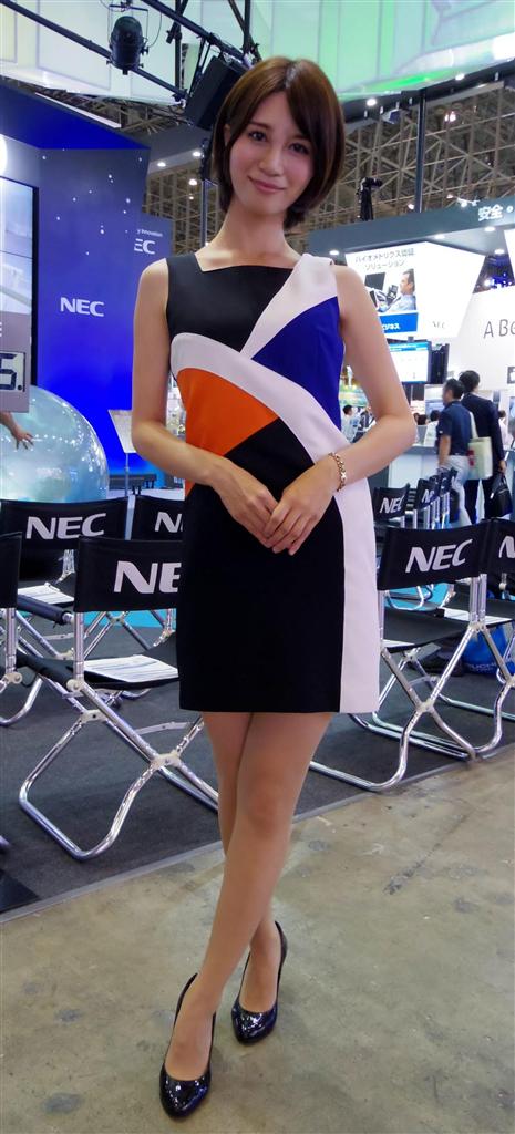 ＮＥＣのコンパニオンは黒を基調としたドレスが目立っていた＝１日、千葉市美浜区（米沢文撮影）