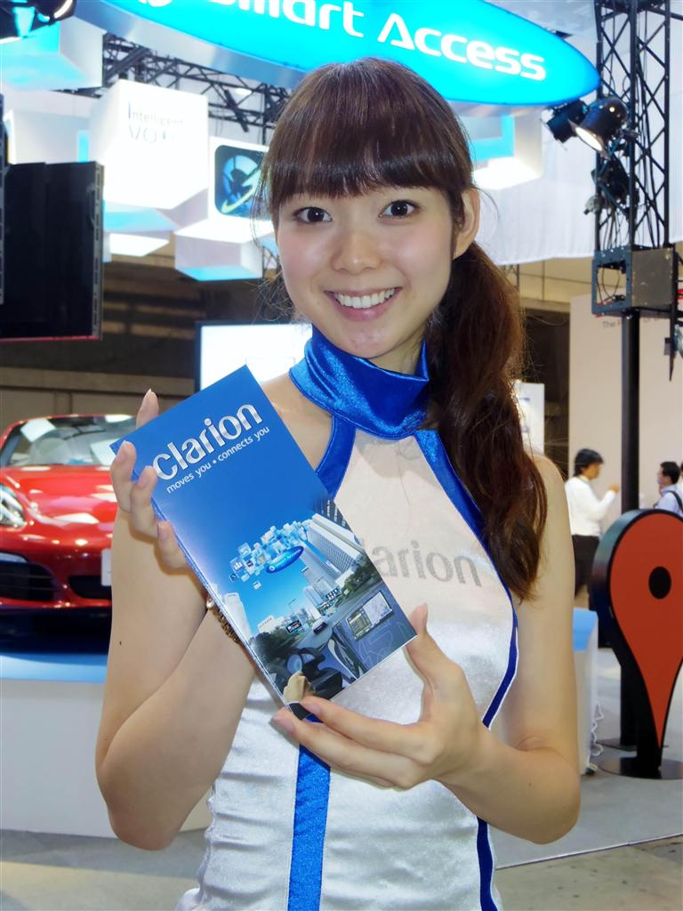 クラリオンのブース前で出会ったコンパニオン＝１日、千葉市美浜区（米沢文撮影）