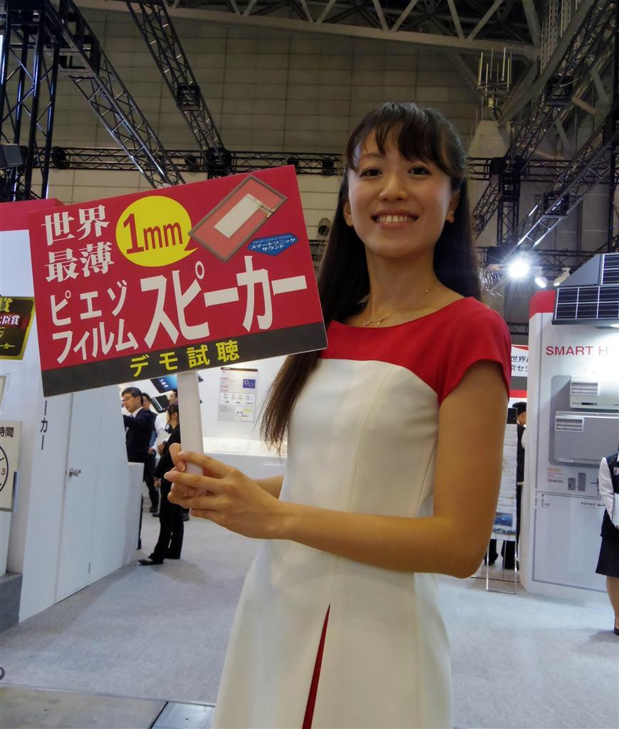 熱心にＰＲする京セラブースのコンパニオン＝１日、千葉市美浜区（米沢文撮影）