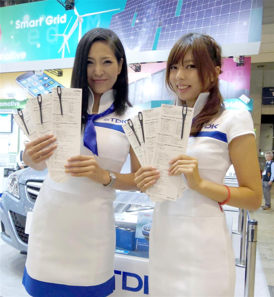 ＴＤＫブースのコンパニオンの衣装はスポーティな印象だ＝１日、千葉市美浜区（米沢文撮影）