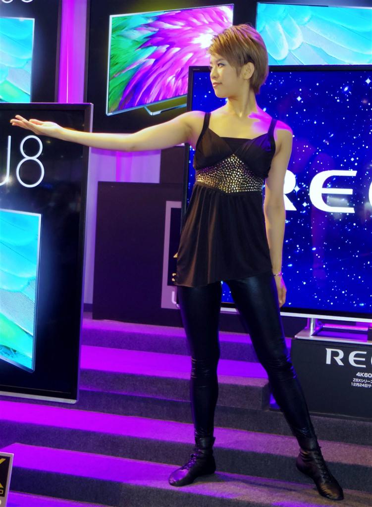 東芝のブースには、黒いドレスを着たダンサーが出現＝１日、千葉市美浜区（米沢文撮影）