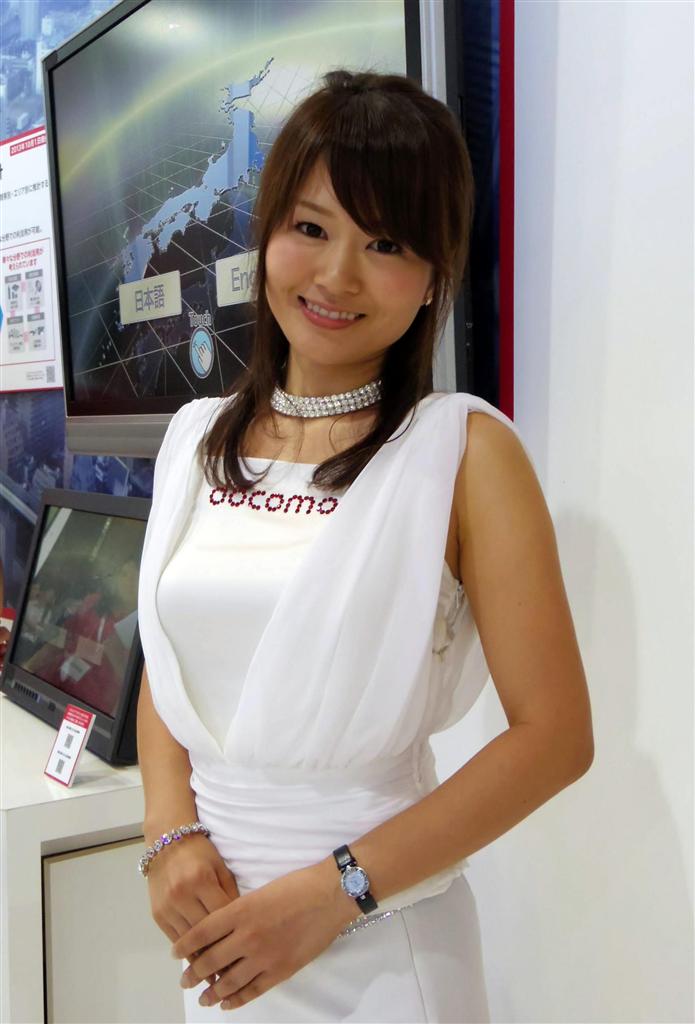 ＮＴＴドコモのコンパニオンは、白いワンピースとキラキラのネックレスで上品な雰囲気＝１日、千葉市美浜区（米沢文撮影）