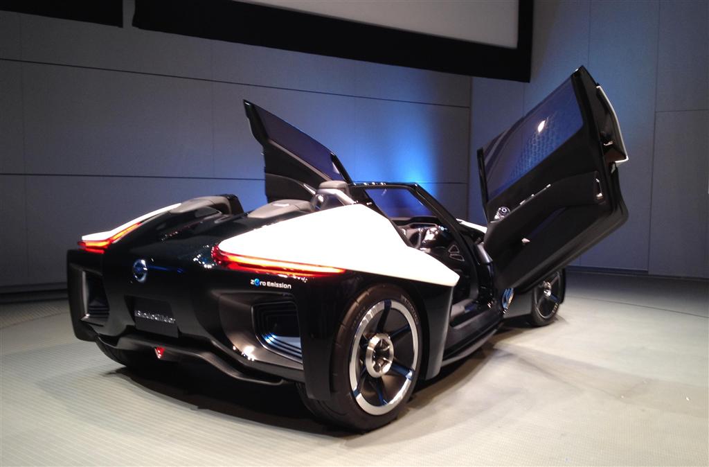 日産自動車が東京モーターショーに出展するＥＶスポーツカー「ブレイドグライダー」。真上から見ると三角形状をしており、前後で装いがまったく異なる
