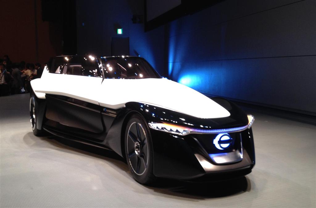 日産自動車が東京モーターショーに出展するＥＶスポーツカー「ブレイドグライダー」。真上から見ると三角形状をしており、前後で装いがまったく異なる