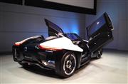 日産自動車が東京モーターショーに出展するＥＶスポーツカー「ブレイドグライダー」。真上から見ると三角形状をしており、前後で装いがまったく異なる