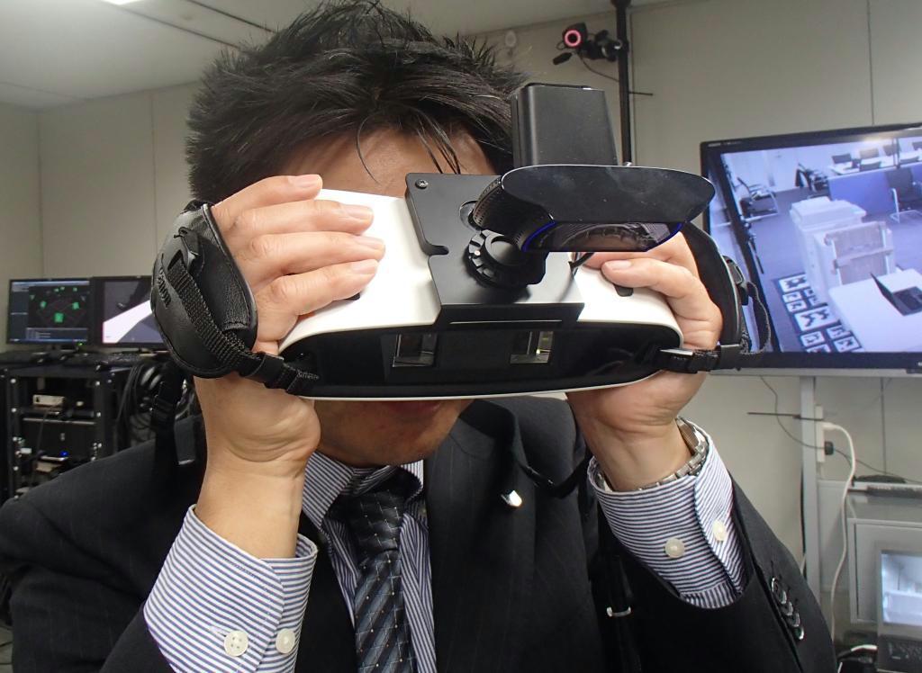 キヤノンが発売する手持ち型のディスプレー「ＭＲＥＡＬＨＨ－Ａ１」＝東京都品川区