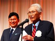 実子の三木谷浩史楽天会長兼社長（左）と親子で書籍を出版、あいさつする三木谷良一神戸大名誉教授＝９月５日、東京都内（早坂礼子撮影）