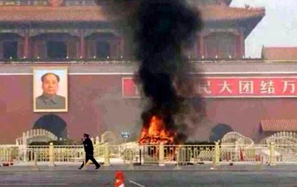 ２８日、中国版ツイッター「微博」に一時投稿された、北京の天安門前で炎上する車両の写真（共同）