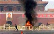 ２８日、中国版ツイッター「微博」に一時投稿された、北京の天安門前で炎上する車両の写真（共同）