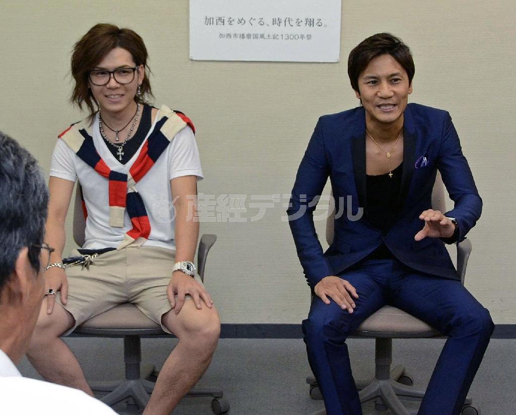 恋愛講座の講師の選考会で加西市幹部に対し、恋愛指南役の心構えなどを話す鶴見一沙さん（右）＝９月１８日、加西市役所