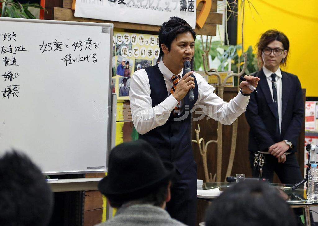 男性受講者に恋愛の手ほどきをするホストの鶴見一沙さん（中央）＝１０月１４日、加西市（同市提供）