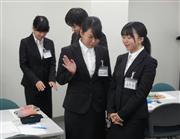 ベネッセスタイルケアの会社説明会で「目を閉じた相手の誘導」のグループワークに取り組む参加者＝東京都渋谷区（竹岡伸晃撮影）