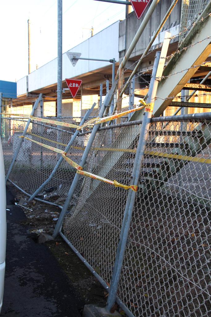 自動ブレーキ制御機能を搭載した試乗車が衝突し、大きく傾いたフェンス＝埼玉県深谷市