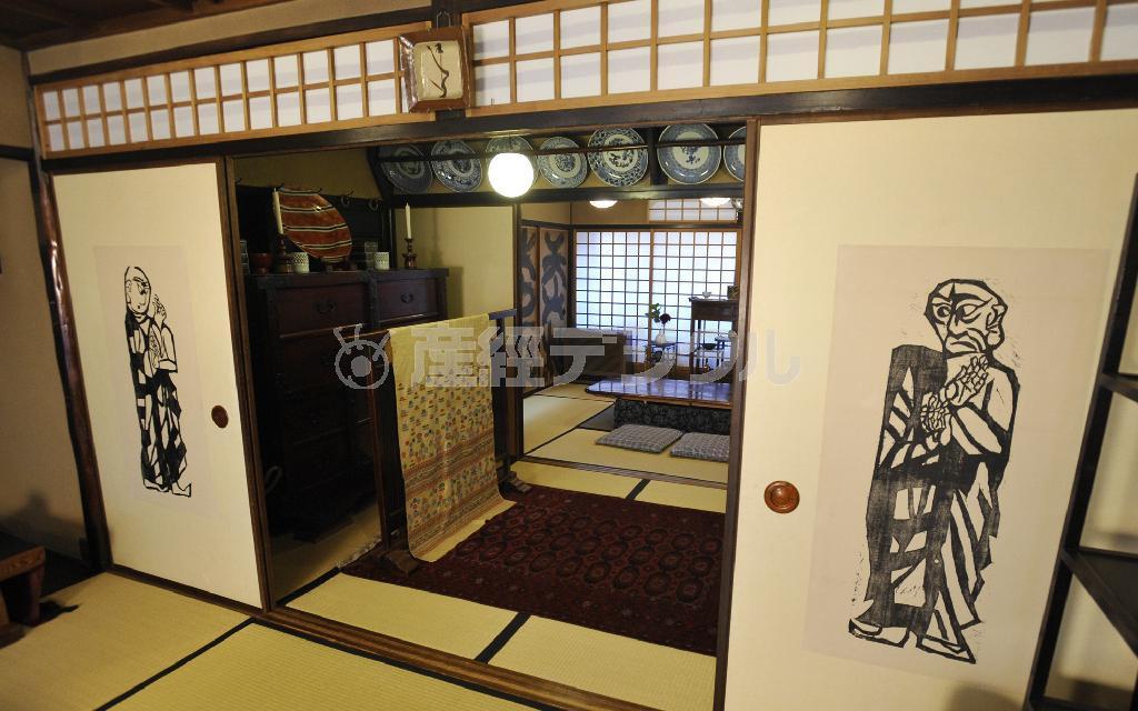 棟方志功らの作品で埋め尽くされた和室