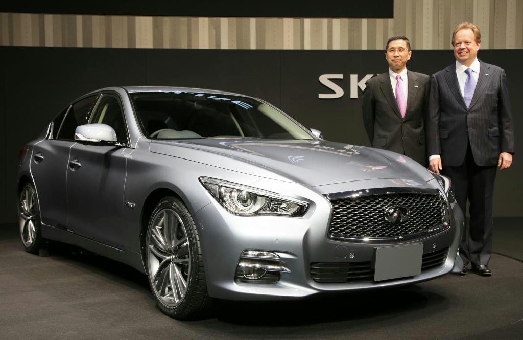 新型「スカイライン」を発表する日産自動車の西川広人副社長（左）とアンディ・パーマー副社長＝１１日午後、横浜市西区