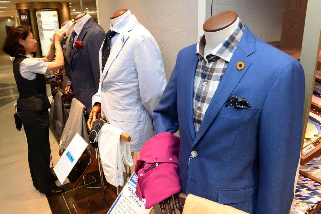 高島屋大阪店に並ぶクールビズの商品。ネクタイもあるが、国産の生産量は下降し続けている＝今年４月、大阪市中央区（安元雄太撮影）