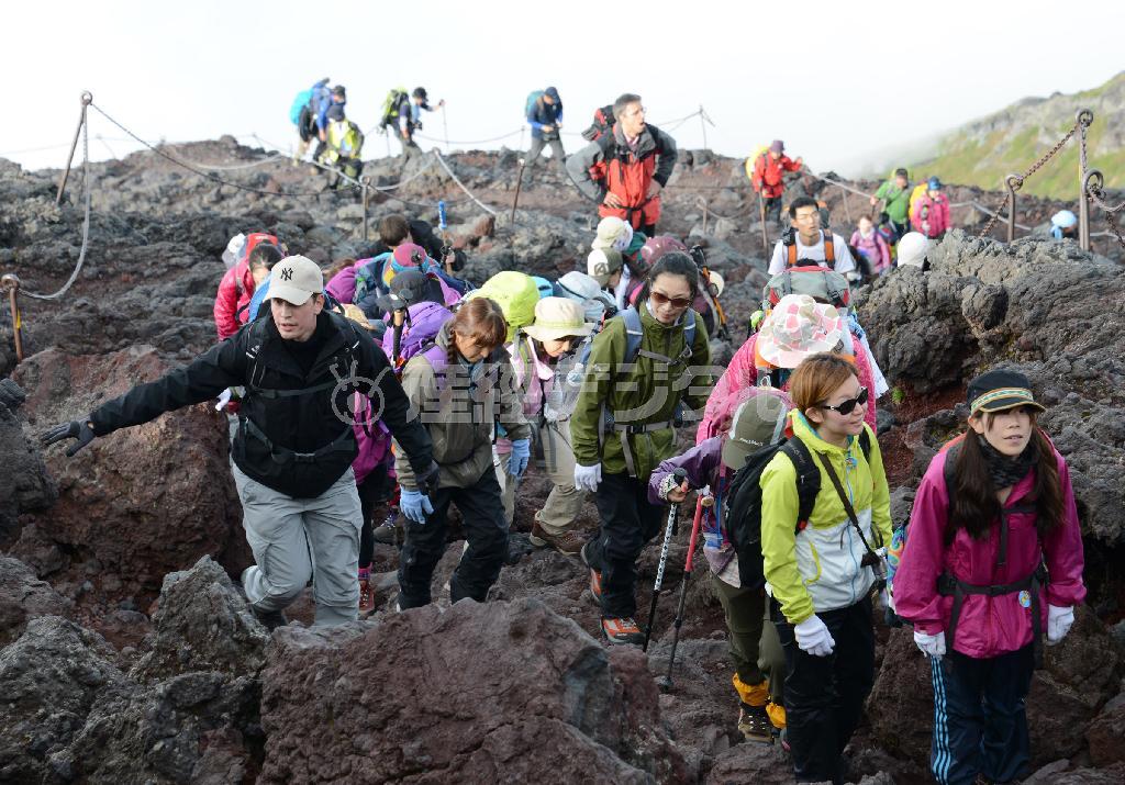 多くの登山者が列を作る山開きの日の富士山。安全登山が課題だ＝２０１３（平成２５）年６月３０日、山梨県富士吉田市（産経新聞＿鴨川一也撮影）