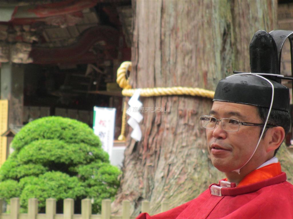 山梨県富士吉田市にある「北口本宮冨士浅間神社」の宮司、上文司厚さん＝２０１３（平成２５）年７月１日（中央大学ＦＬＰ深澤ゼミ有志学生記者撮影）